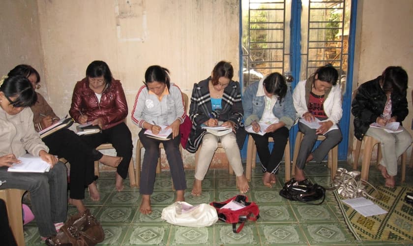 Imagem ilustrativa. Cristãos durante estudo bíblico no Vietnã. (Foto: Portas Abertas)