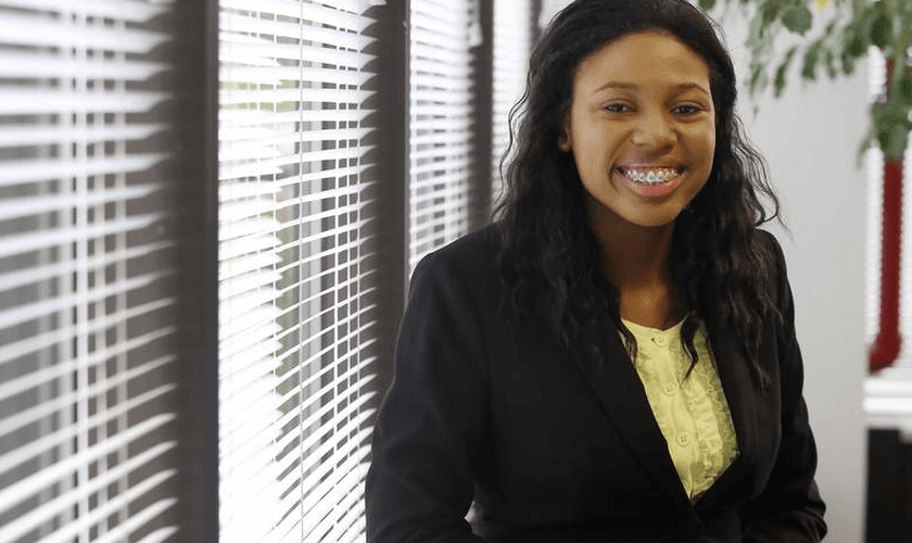 Thessalonika Arzu-Embry pretende iniciar um programa de doutorado aos 17 anos. (Foto: Reprodução/Daily Herald)