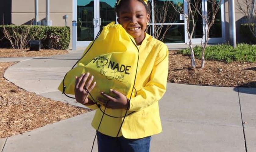 Mais de mil sacos com brinquedos e Bíblias foram distribuídos. (Foto: Reprodução/Facebook/A'Layah's Lemonade for Love)