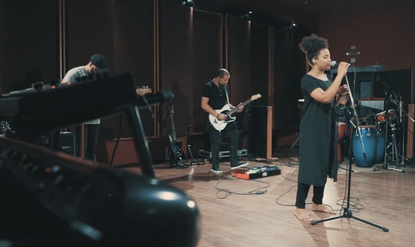 O primeiro vídeo divulgado foi "Deus Está no Controle", com participação do Pregador Luo. (Foto: Divulgação).