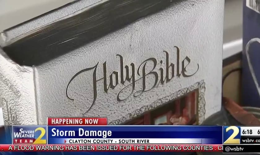 Apesar do incêndio, a Bíblia da família permaneceu intacta. (Imagem: wsbtv)