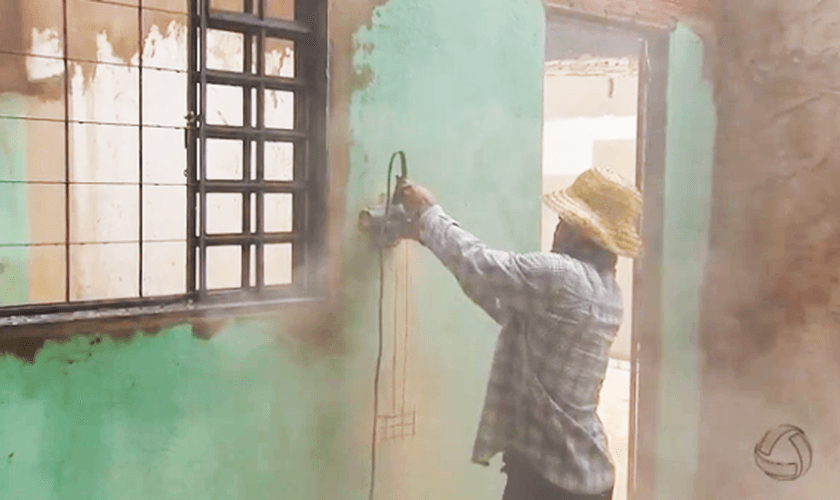 Cristãos se unem para construir e reformar casas de famílias carentes. (Foto: Reprodução/TV Morena/MSTV)