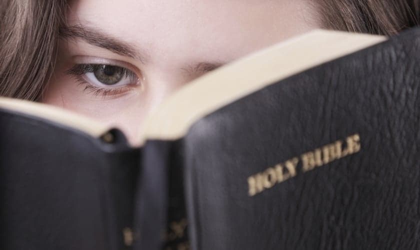 Estudante lendo a Bíblia. (Foto: stupidbro.com)