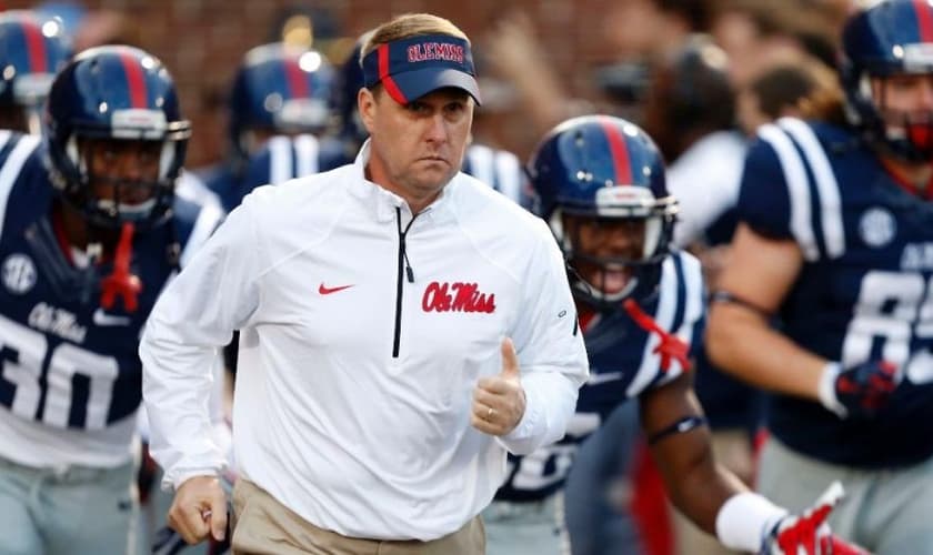 Treinador Hugh Freeze com atletas do time da Universidade do Mississipi. (Foto: SEC Country)