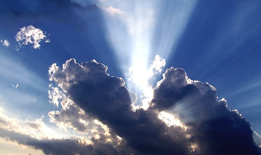 Raios de sol entre nuvens. (Foto: Getty)