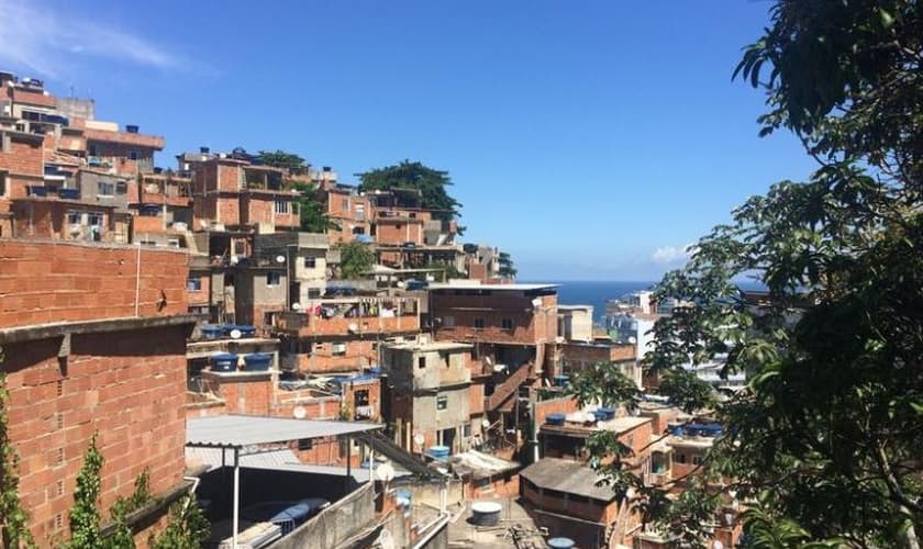 Favela do Cantagalo abriga duas igrejas católicas e pelo menos 15  evangélicas. (Foto: Chris Arsenault/Thomson Reuters Foundation)