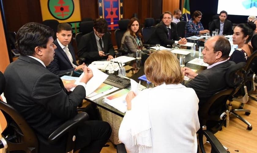 Ministro Mendonça Filho (esquerda) se encontra com ativistas LGBTI. (Foto: Facebook)