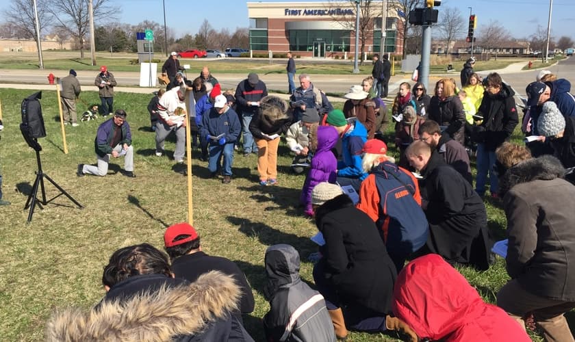 Cristãos se unem para orar por todos os que são de alguma forma afetados pela indústria do aborto, nos EUA. (Foto: Pro-Life Action League)
