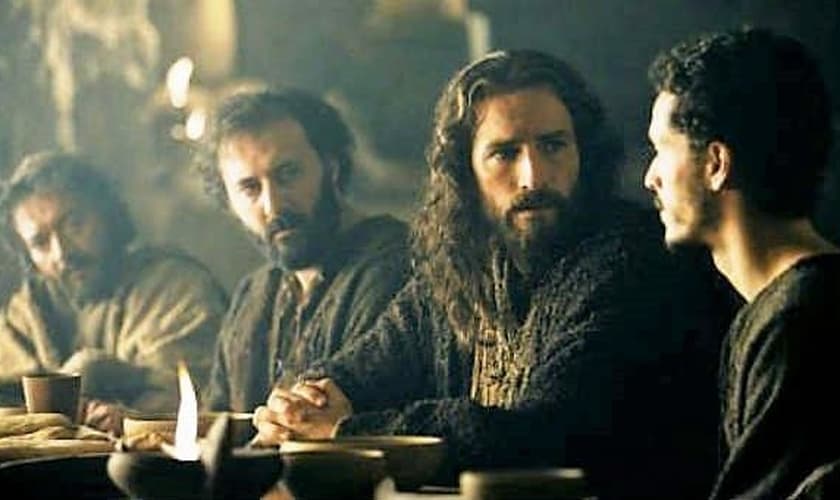 Jesus ceiando com discípulos. (Imagem: Youtube)