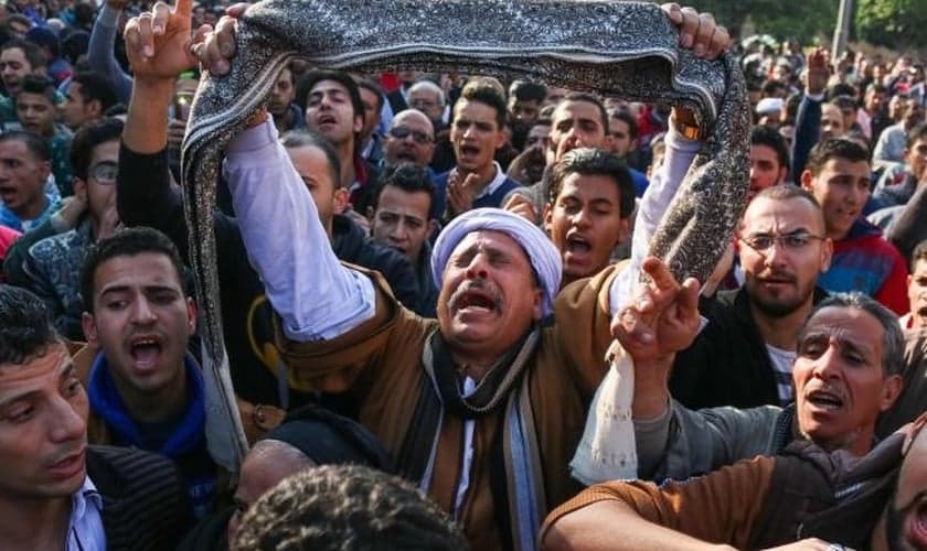Cristãos coptas lamentam a morte de parentes em ataques terroristas. (Foto: News.com.au)