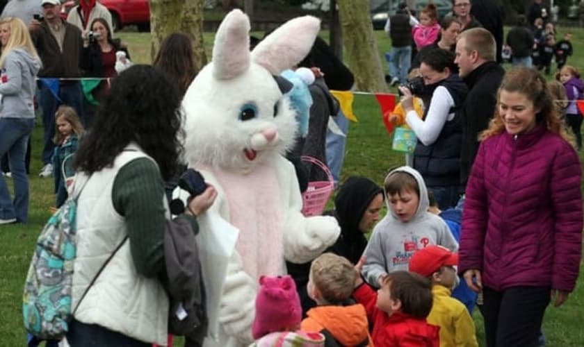 Crianças brincam com 'coelho da Páscoa' em festa infantil. (Foto: CTV News)