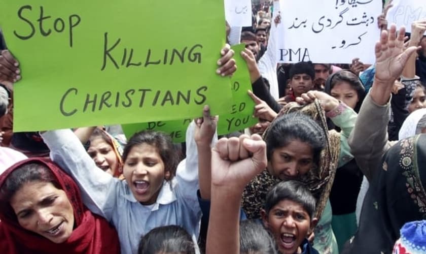 Cristãos paquistaneses protestam contra a intolerância religiosa, após um ataque terrorista suicida em 2015. (Foto: Reuters)