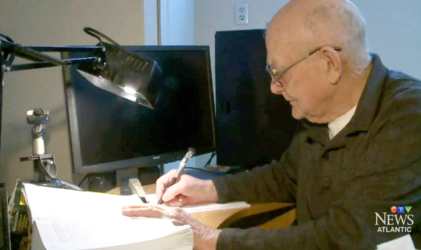 Rodrigue encontrou uma paixão por manuscrever a Bíblia, como forma de lidar com o câncer. (Foto: CTV Atlantic News)