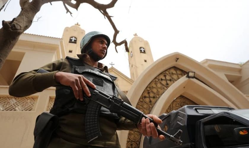 Policial armado em frente à igreja copta que foi bombardeada em Tanta, no Egito. (Foto: Reuters/Mohamed Abd El Ghany)