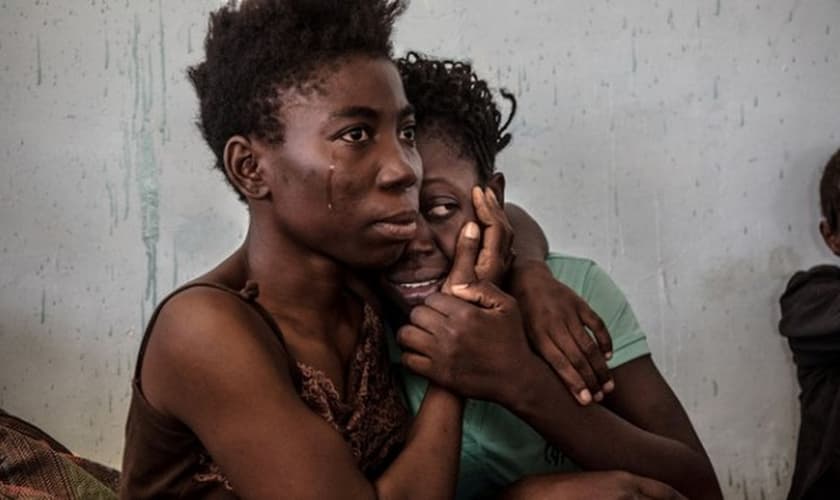 Refugiadas choram e se abraçam em Centro para Deslocados Internos, na Nigéria. (Foto: Reuters)