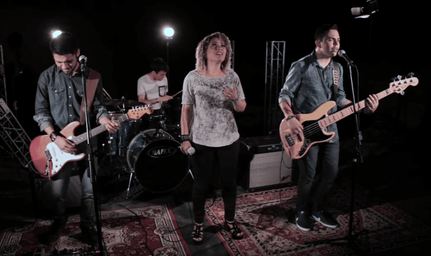 O clipe tem direção de Fábio Levi e produção de Daniel Santos. (Foto: Reprodução).