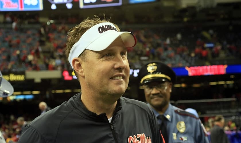 Hugh Freeze é treinador de futebol americano na Universidade do Mississippi e tem usado seu twitter pessoal para compartilhar sua fé em Jesus. (Foto: HottyToddy.com)