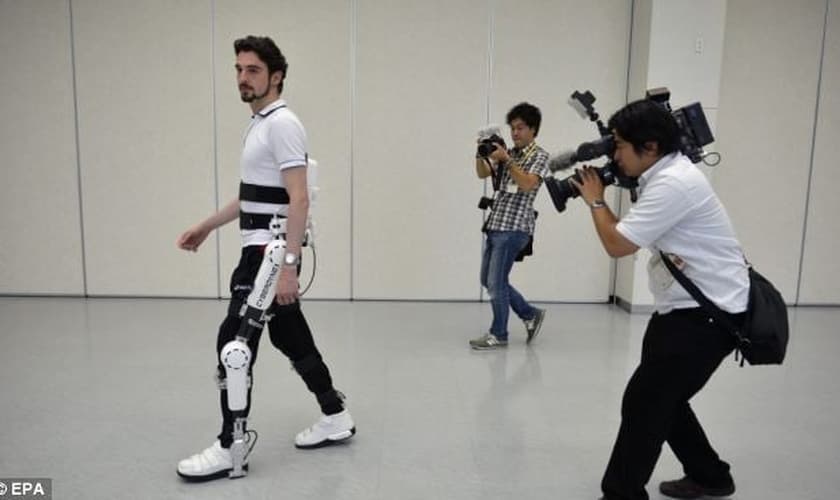 Cientistas testam parte de exoesqueleto em cadeirante. (Foto: EPA)