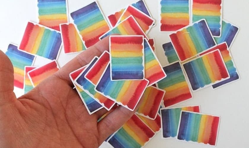 Adesivos com o arco-íris usado pelo movimento LGBT. (Foto: Etsy)