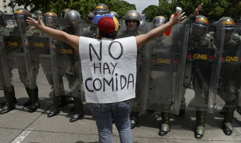 Manifestante protesta contra a crise política e a fome na Venezuela. (Foto: CNN)