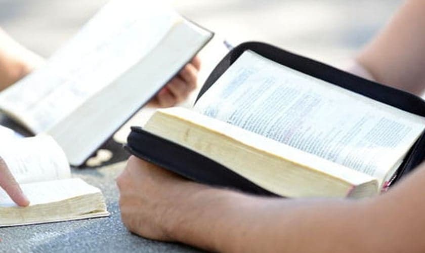 Jovens estudantes lendo a Bíblia. (Foto: Getty)