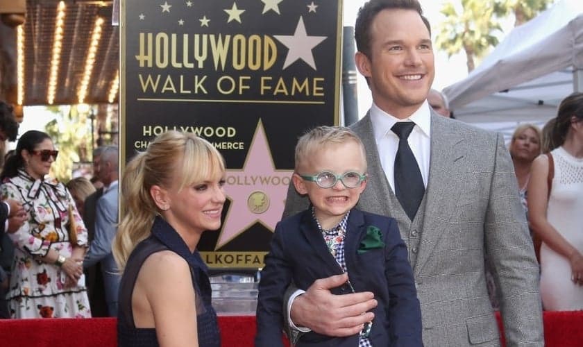 Chris Pratt ao lado da esposa e do filho, na Calçada da Fama, em Hollywood. (Foto: Getty Images)