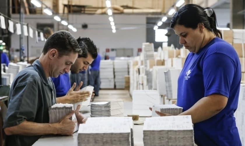 Processo de produção da Bíblia na gráfica da SBB, em Barueri, SP. (Foto: Lucas Lima/UOL)