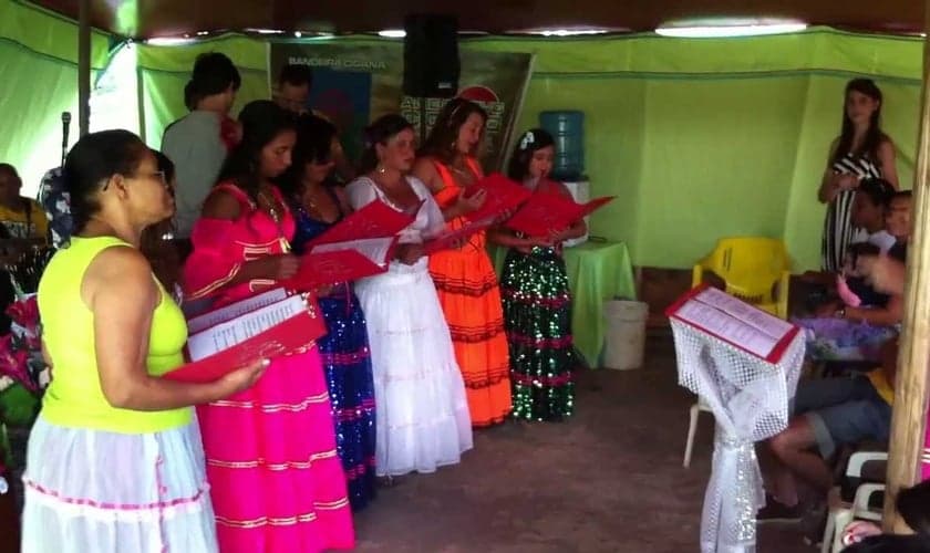 Cristãos ciganos realizam culto em tenda nômade, em São Paulo. (Foto: Reprodução/Junta de Missões Nacionais)