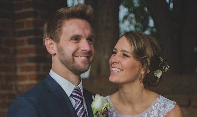 Caleb (esquerda) e Tami Acree (direita), no dia de seu casamento. (Foto: FaitHit)