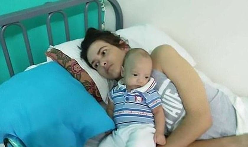 Após quatro meses em coma, Amelia finalmente acordou e está em fase de recuperação. (Foto: Reprodução).