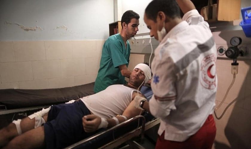Paramédicos trabalhando em turnos de 24 horas na região de Gaza. (Foto: Wissam Nassar/Al Jazeera)
