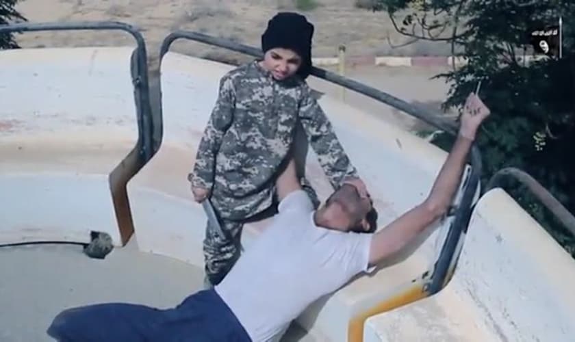 Os soldados descobriram uniformes infantis com a bandeira negra do grupo terrorista. (Foto: Reprodução).