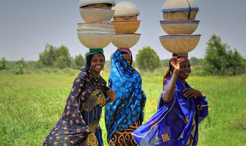 Mulheres do grupo étnico fulani, que compreende várias populações espalhadas pela África Ocidental. (Foto: Irene Becker)