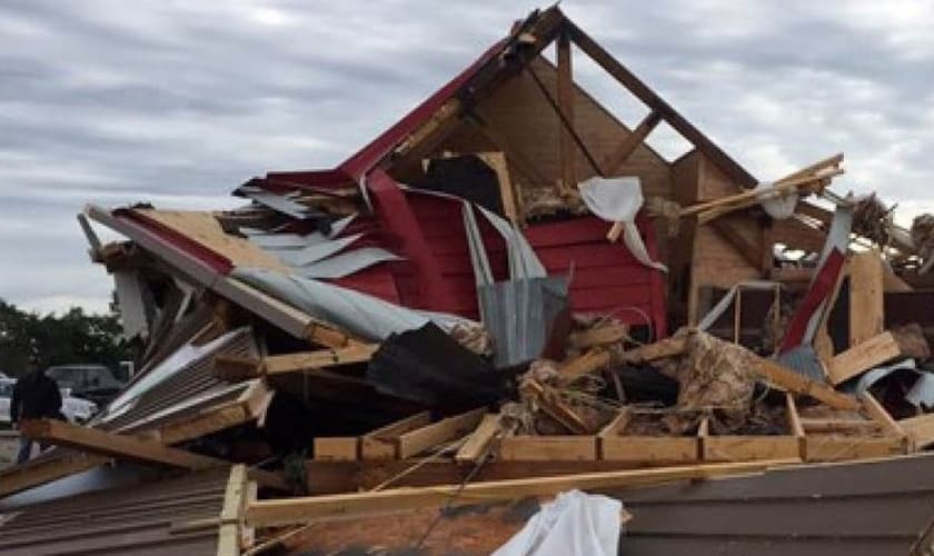 Celeiro foi quase que totalmente destruído pelo tornado. (Foto: CBS)
