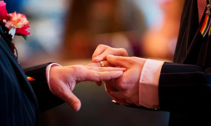Homens trocam alianças em cerimônia de casamento gay, (Foto: Justificando)