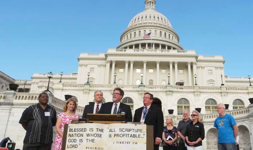 Participantes da 28ª edição da Maratona Anual de Leitura da Bíblia do Capitólio dos EUA. (Foto: Faith and Action/Twitter/FAADC)