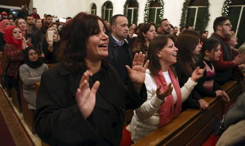 Cristãos no Iraque.  (Foto: AP Photo/Karim Kadim)