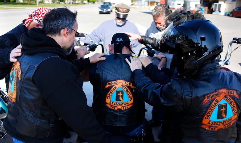 Grupo de motociclistas cristãos durante oração. (Foto: Christian Motorcyclists Association)