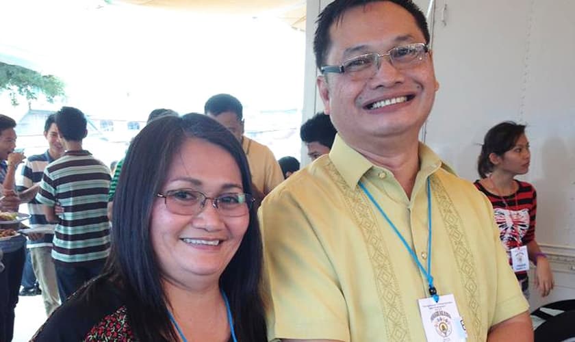 O ex-muçulmano John Dionio e sua esposa, Josielyn Cabrera. (Foto: Reprodução/Facebook)