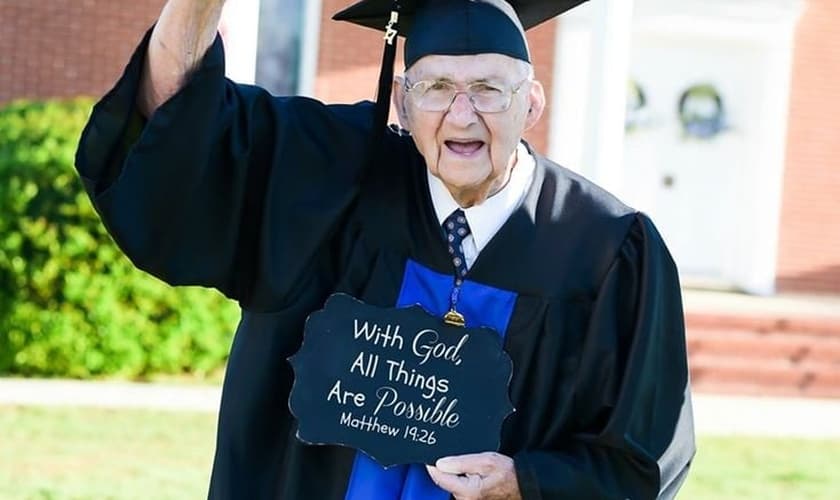 O pastor Horace Sheffield conquistou seu primeiro diploma aos 88 anos. (Foto: Reprodução/Facebook)
