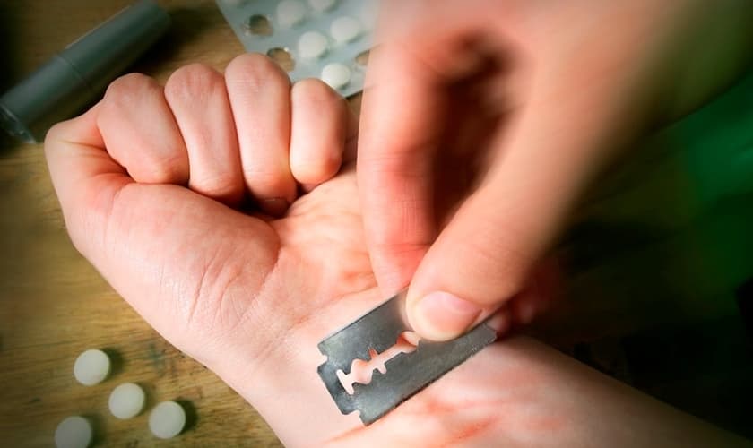 O jovem rapaz praticava a automutilação desde os 12 anos. (Foto: Reprodução).