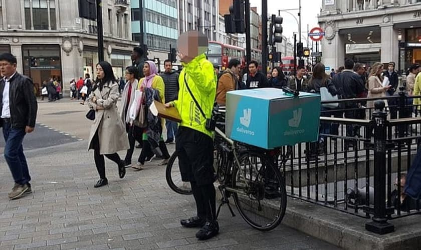 Um motorista decidiu fazer uma pausa no centro de Londres para pregar. (Foto: Mercury Press & Media)