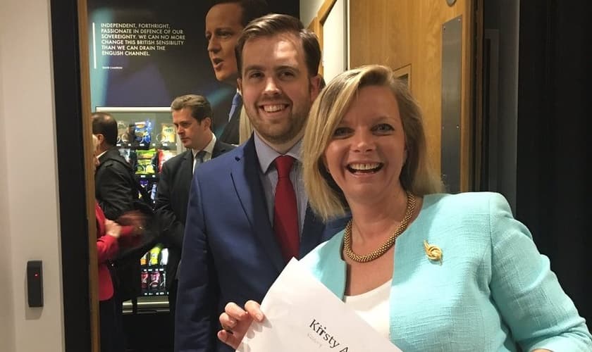 Kirsty atua também como voluntária no abrigo noturno de Brighton. (Foto: Reprodução / Twitter).