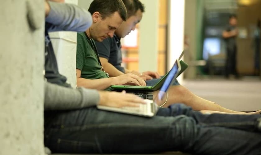 Programadores cristãos estão unindo seus conhecimentos sobre tecnologia para o Reino de Deus. (Foto: Code for the Kingdom)
