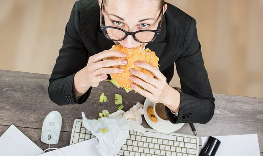 Maioria das pessoas têm dificuldades em se alimentar bem na rotina agitada. (Foto: Reprodução)