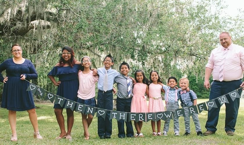 Da esquerda para a direita: Jessaka (mãe) Maria, 14 anos; Elizabeth, 11; Guillermo, 10; Jason, 8; Kristina, 7; Katerin, 7; James, 5 e Joshua (pai). (Foto: enna Davis Photography)