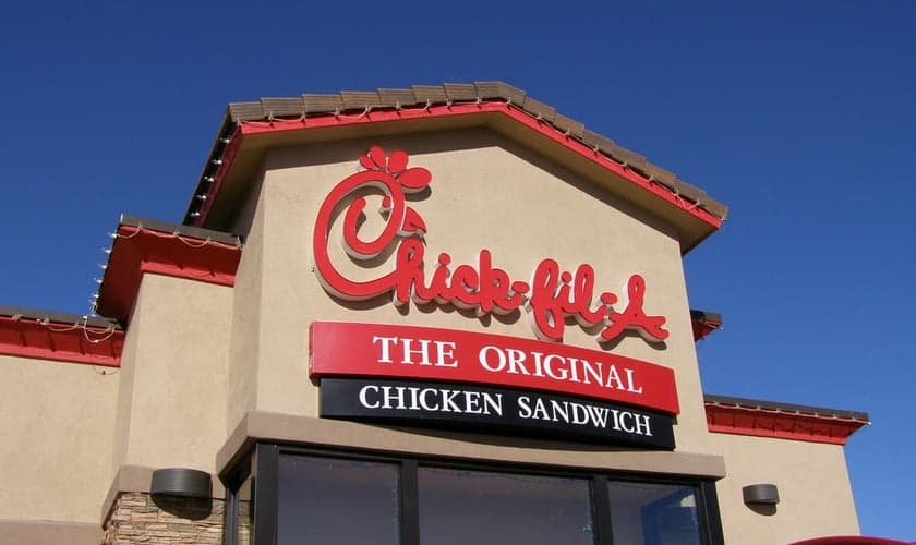 A lanchonete 'Chick-Fil-A' e até hoje é evidentemente influenciada pela fé de seus fundadores. (Foto: texasborderbusiness)