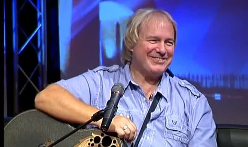 Atualmente, John Gaughan ministra louvor e atua como pastor no Reino Unido. (Foto: fgbuk)