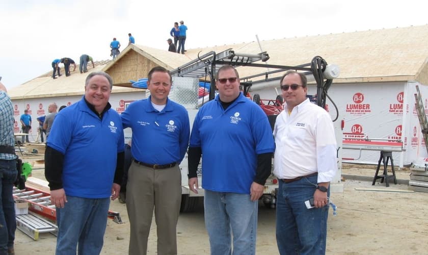 Voluntários cristãos se uniram para construir o templo da igreja pentecostal em apenas um dia. (Foto: The Ledger Independent)
