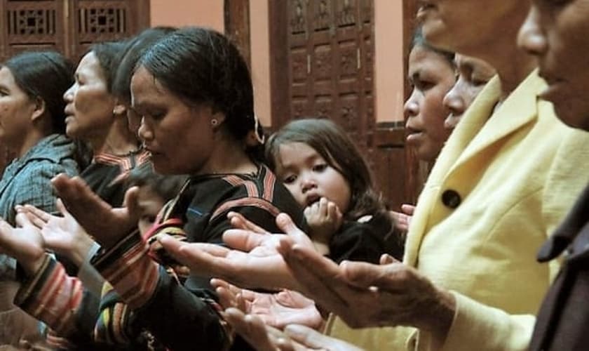 Cristãos oram durante culto no Vietnã. (Foto: Portas Abertas)